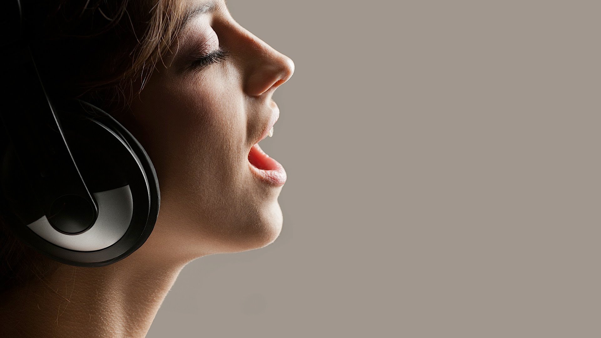 Как тренировать голос, чтобы красиво петь: упражнения в домашних условиях