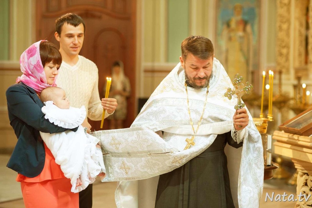Для чего крестят детей: ответ священника