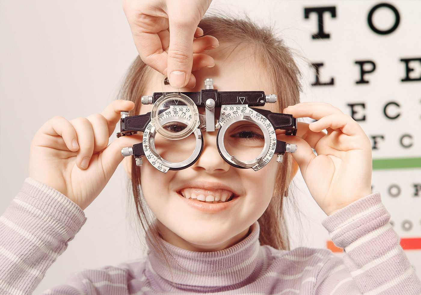 Чем лучше пользоваться – очками или линзами