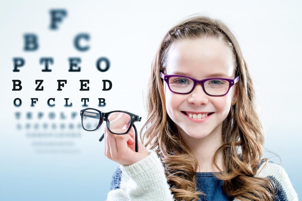 Очки или линзы. что выбрать подростку при проблемах со зрением?