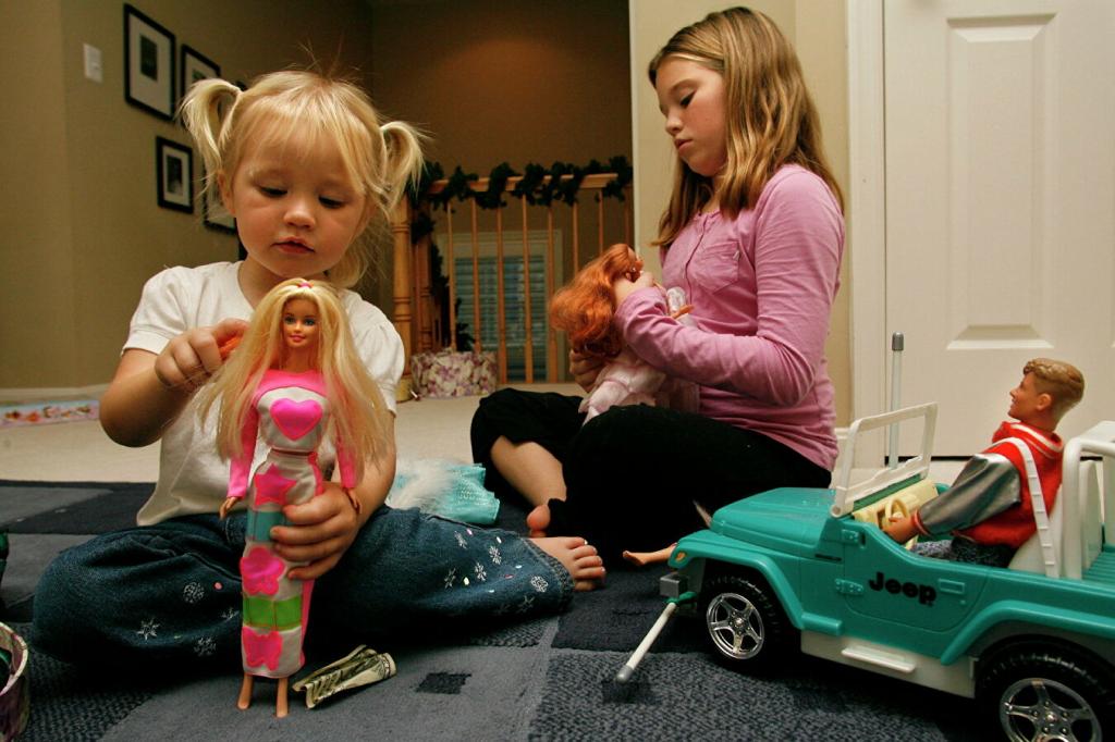 Если вас интересует, как дети играют в куклы, а именно, как играют в куклы взрослые с детьми с терапевтической целью  читайте
