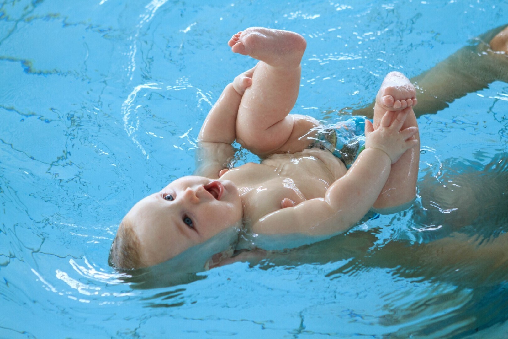 Во время месячных можно купаться в бассейне. Бассейн для грудничков. Плавание для грудничков. Купание малышей в бассейне. Дети воды.