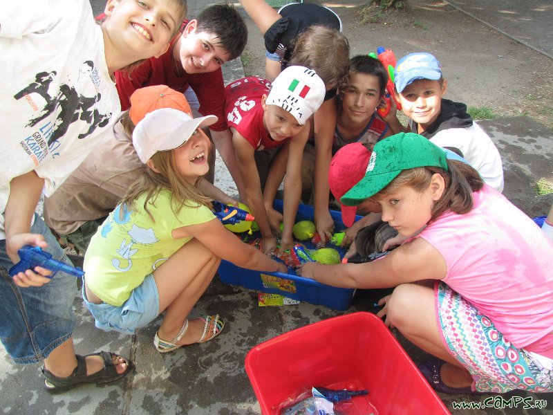 Лагерь дети 7 8 лет. Дети в лагере. Летний лагерь. Летний лагерь для детей. Дети в пришкольном лагере.