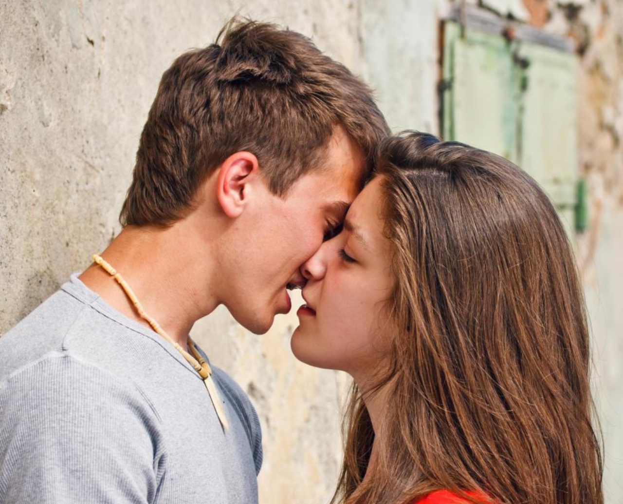 Как правильно целоваться в губы: виды поцелуев, без языка, взасос