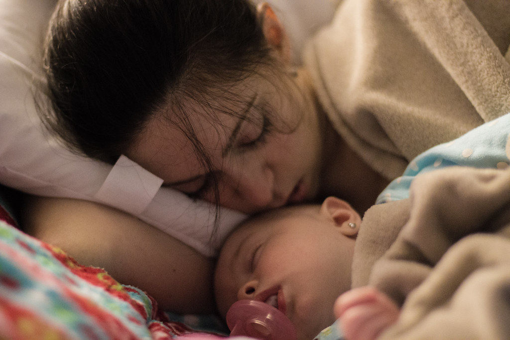 Ребенок спит с родителями - как отучить? за и против совместного сна :: syl.ru