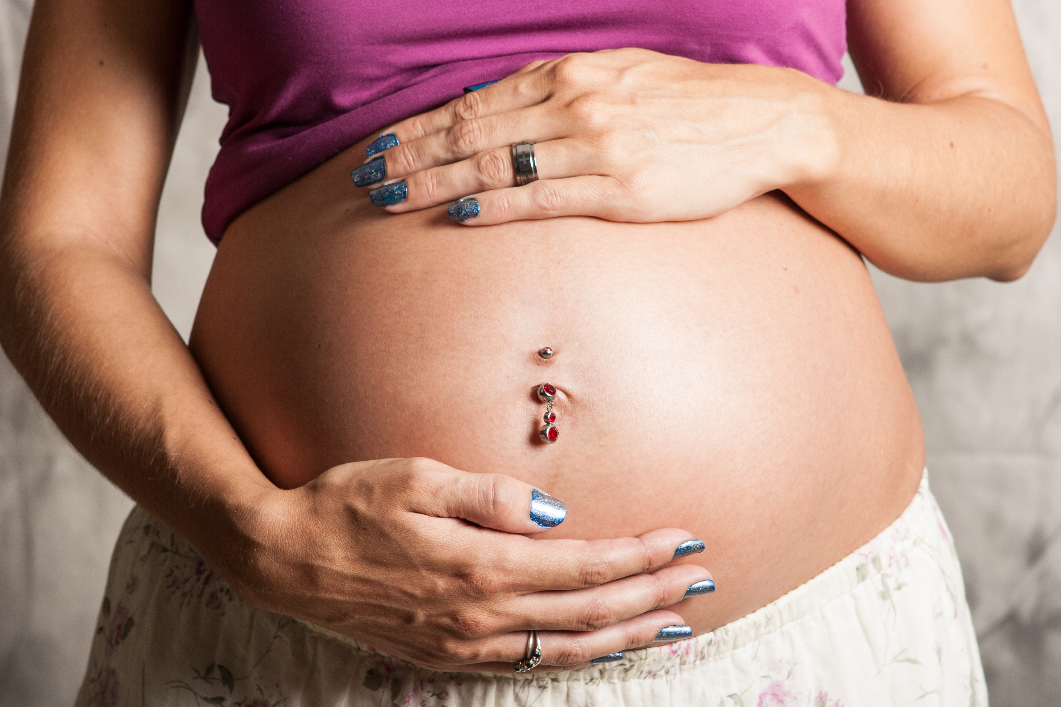 Беременной женщине кесарева. Пирсинг пупка беременных. Пирсинг пупка беременной.