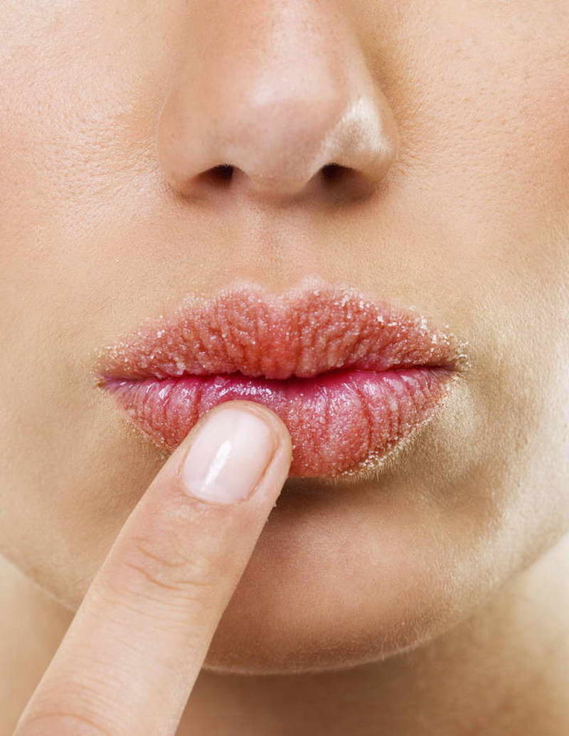 Облизывать губы опасно! названы 5 распространенных привычек, укорачивающих жизнь