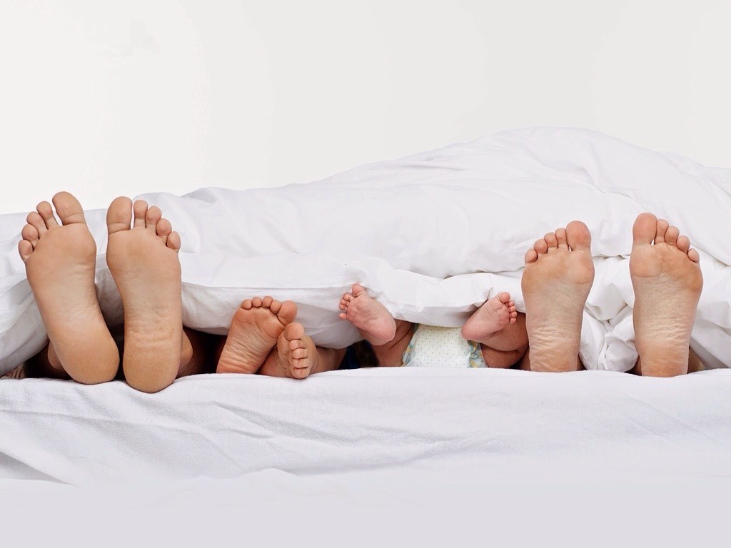 В раннем возрасте дети спят в кровати со своими родителями Это удобно для обеих сторон Для родителей  потому что они могут контролировать ребенка ночью Для малыша  потому что ему спать со взрослыми намного уютнее, чем одному