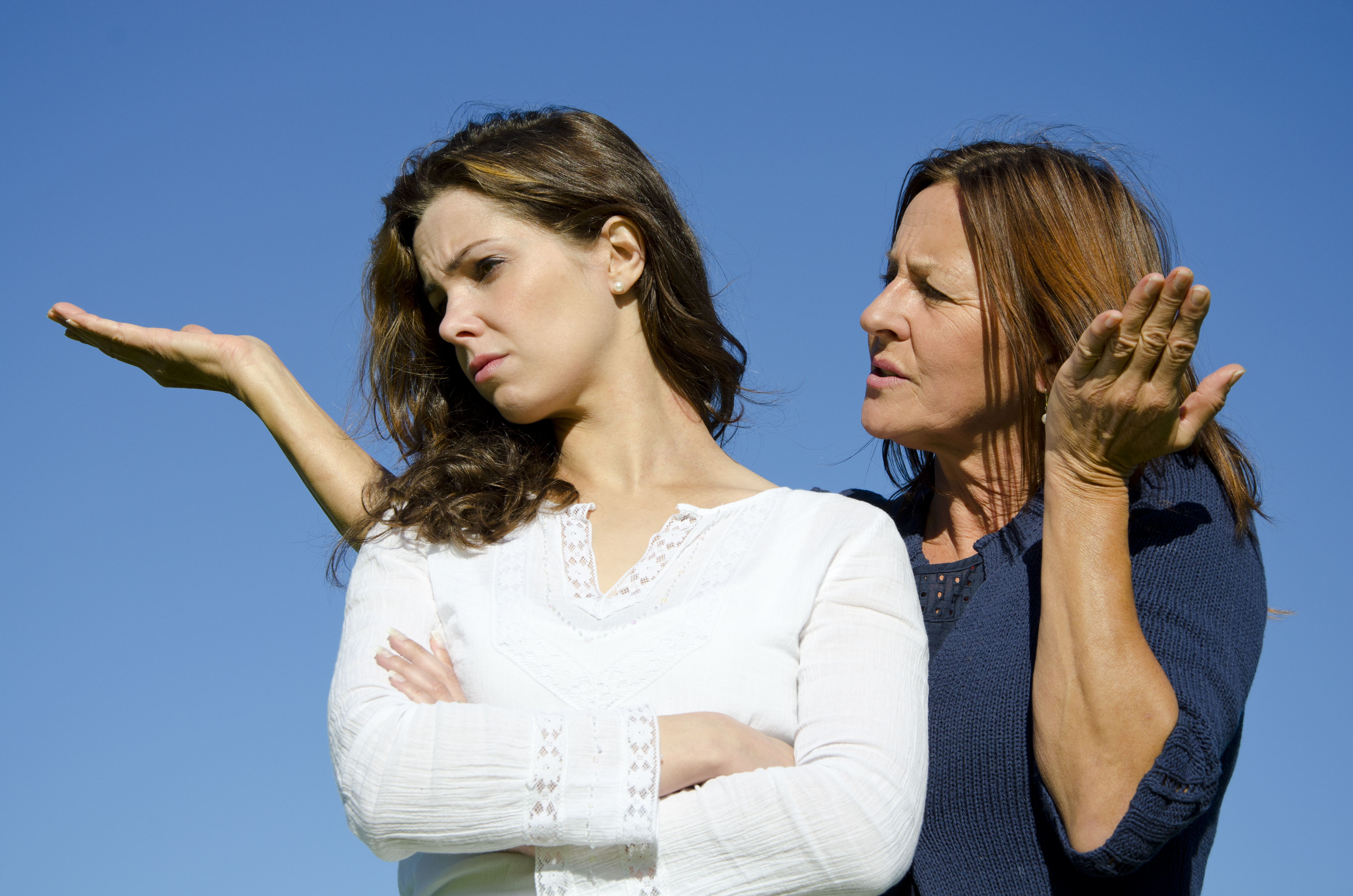 Отношение между дочерью и матери. О женщина. Женщины ссорятся. Отношения с мамой. Две женщины спорят.