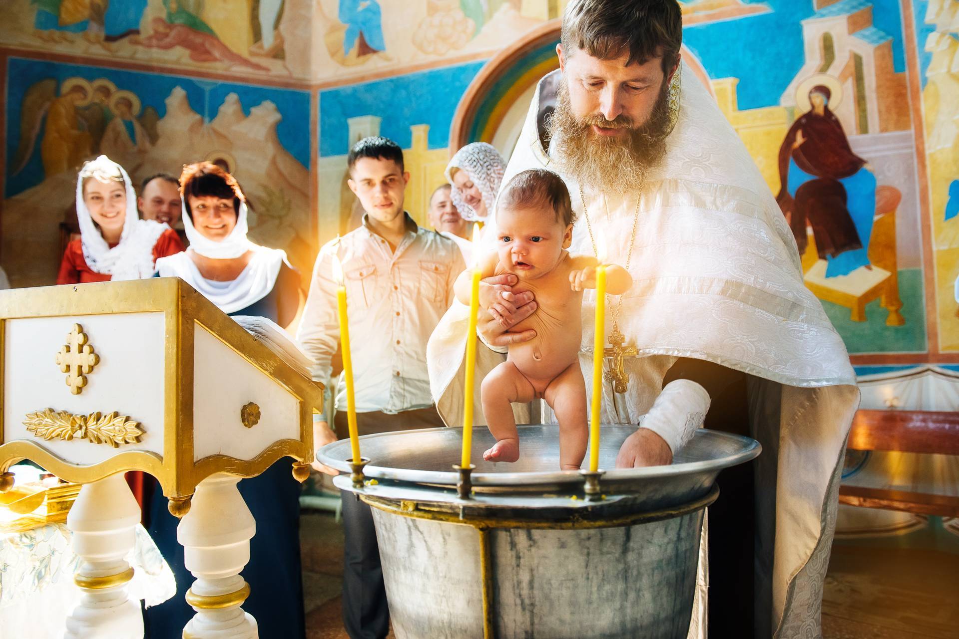 Крещение ребенка: правила для родителей, приметы на детей
