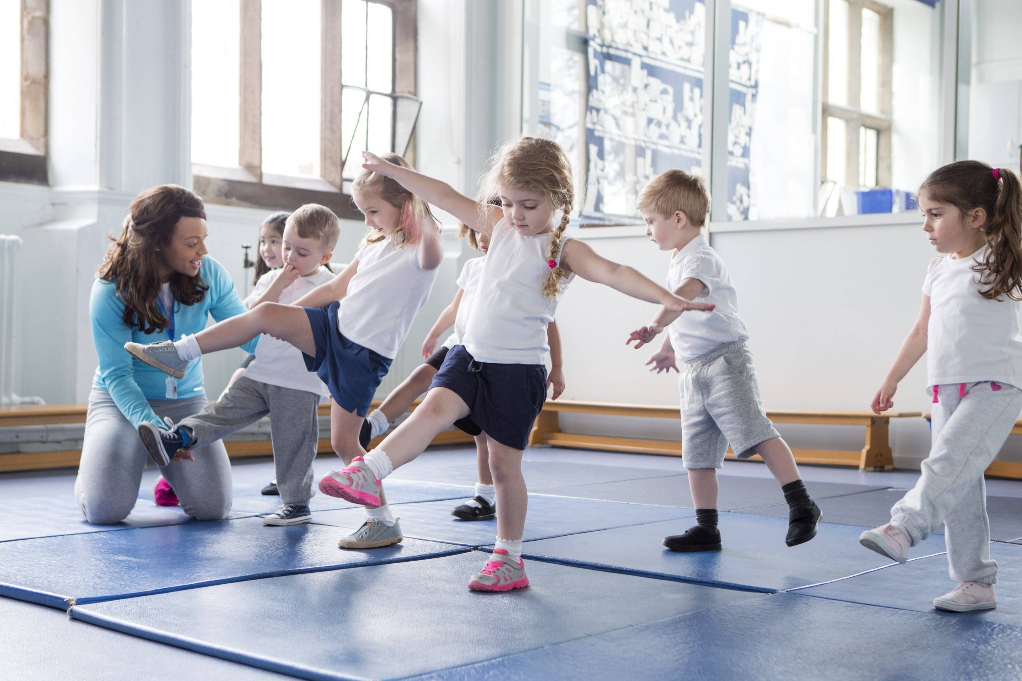 Спортивно игровые упражнения. Детский фитнес. Спортивные занятия для детей. Физическая культура дети. Физкультура для дошкольников.