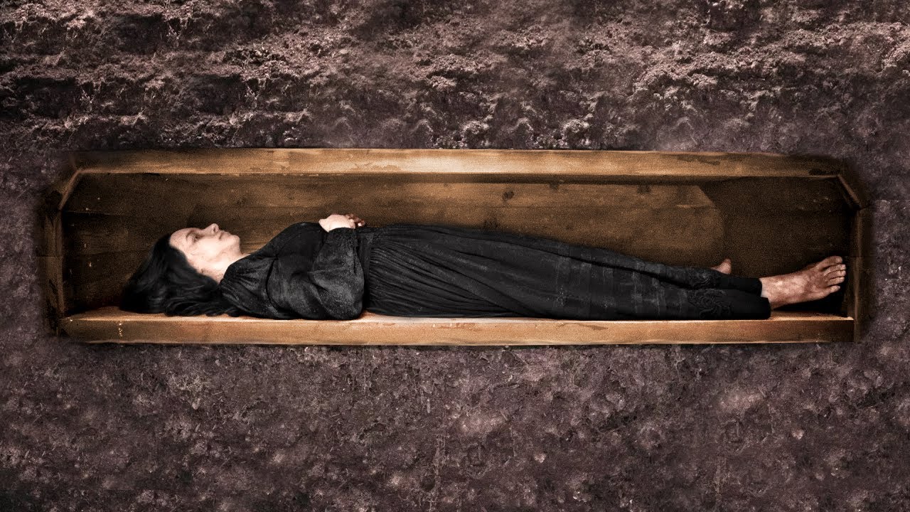 Как происходит разложение тела человека после похорон