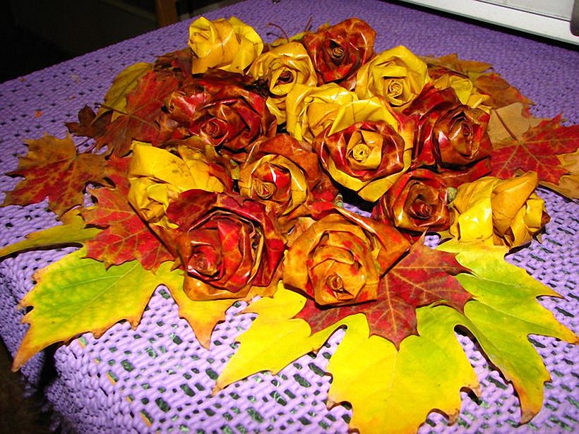 Осень букет роз. Букет из кленовых листьев. Букет роз из кленовых листьев. Поделки из кленовых листьев. Цветы из осенних листьев.