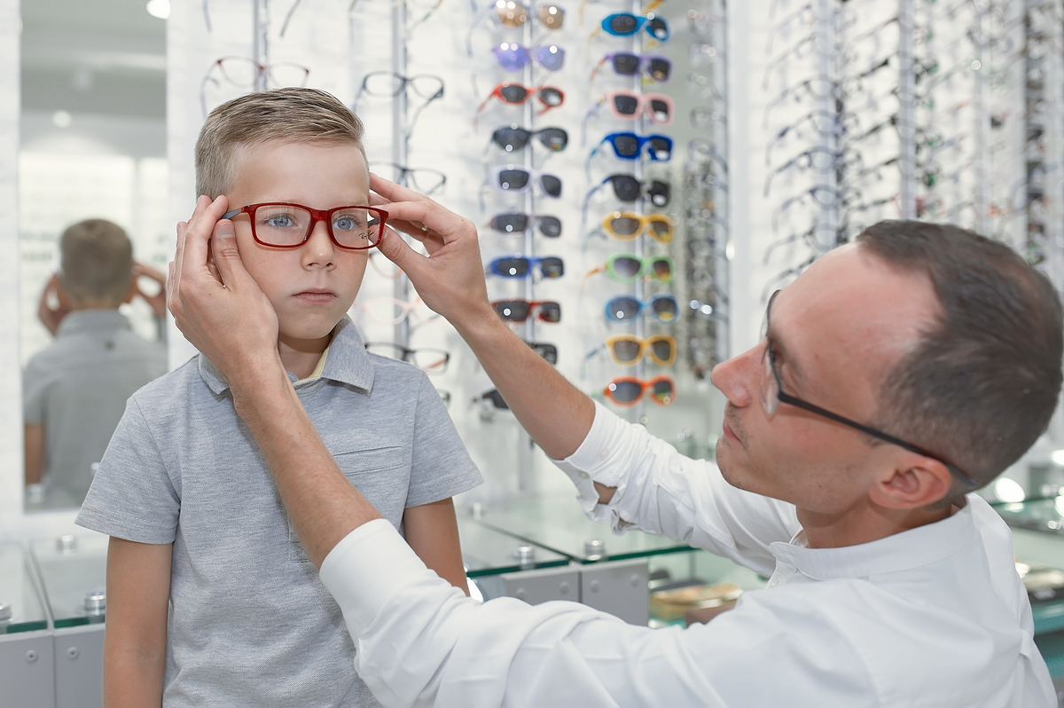 10 лет зрение 2. Дети в очках для зрения. Очки для детей для зрения. Оптика для детей. Испорченное зрение детей.