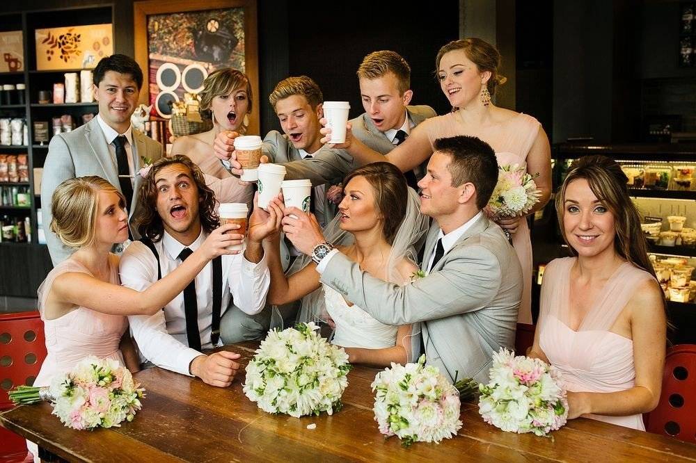 Провести свадьбу сценарий. Молодожены с гостями. Гости на свадьбе за столом. Свадьба в кафе. Свадебное торжество.